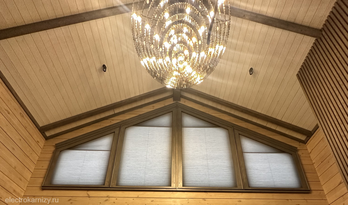 Стильное мансардное окно под наклоном с автоматической шторой. Решение для сложных окон