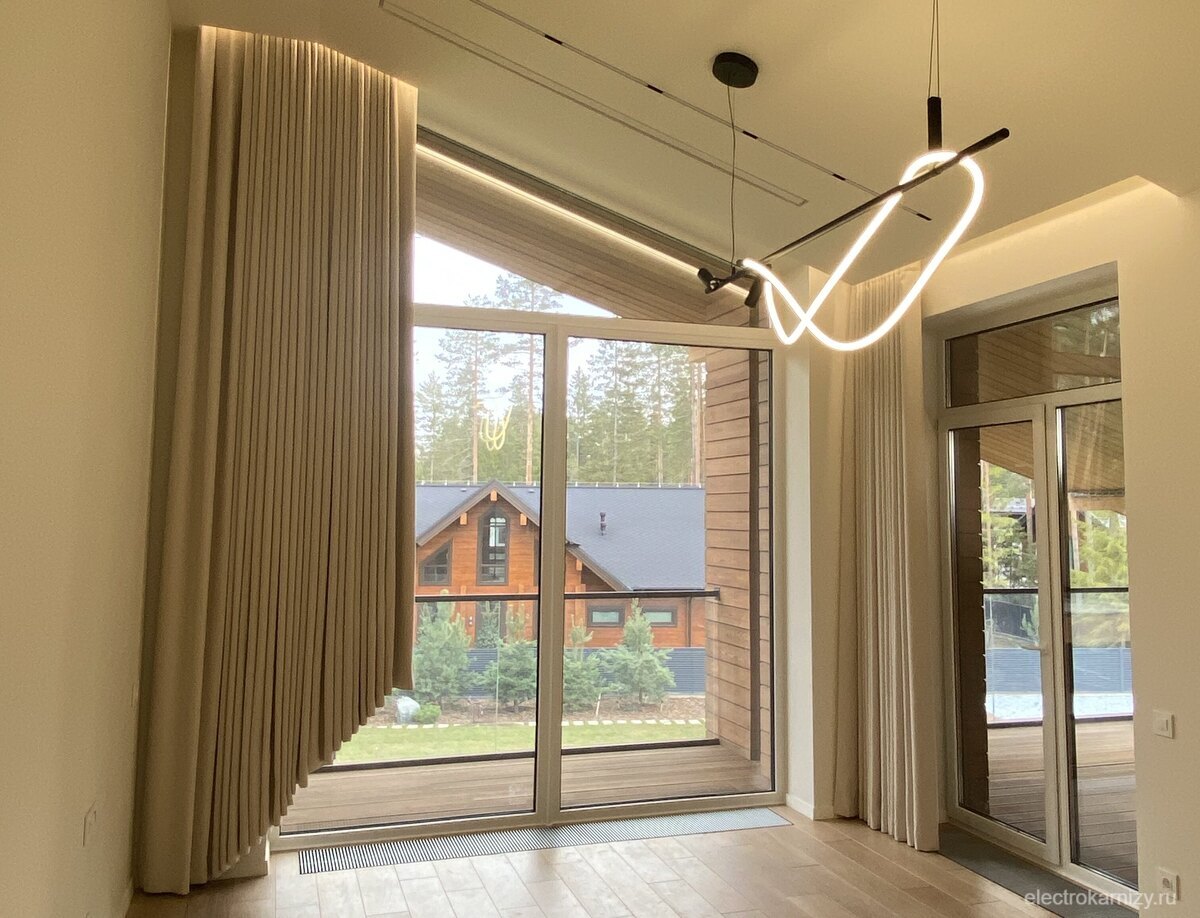 Штора на наклонном карнизе собрана в верхней точке у конька крыши